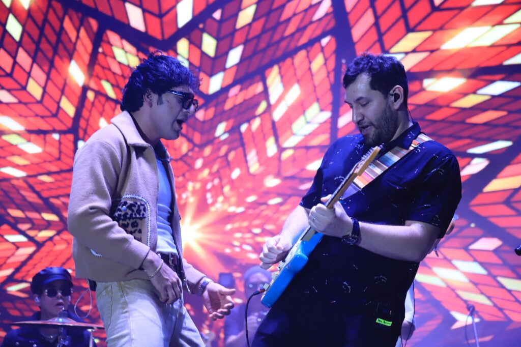 Adrián Cota deleita con su música a culiacanenses