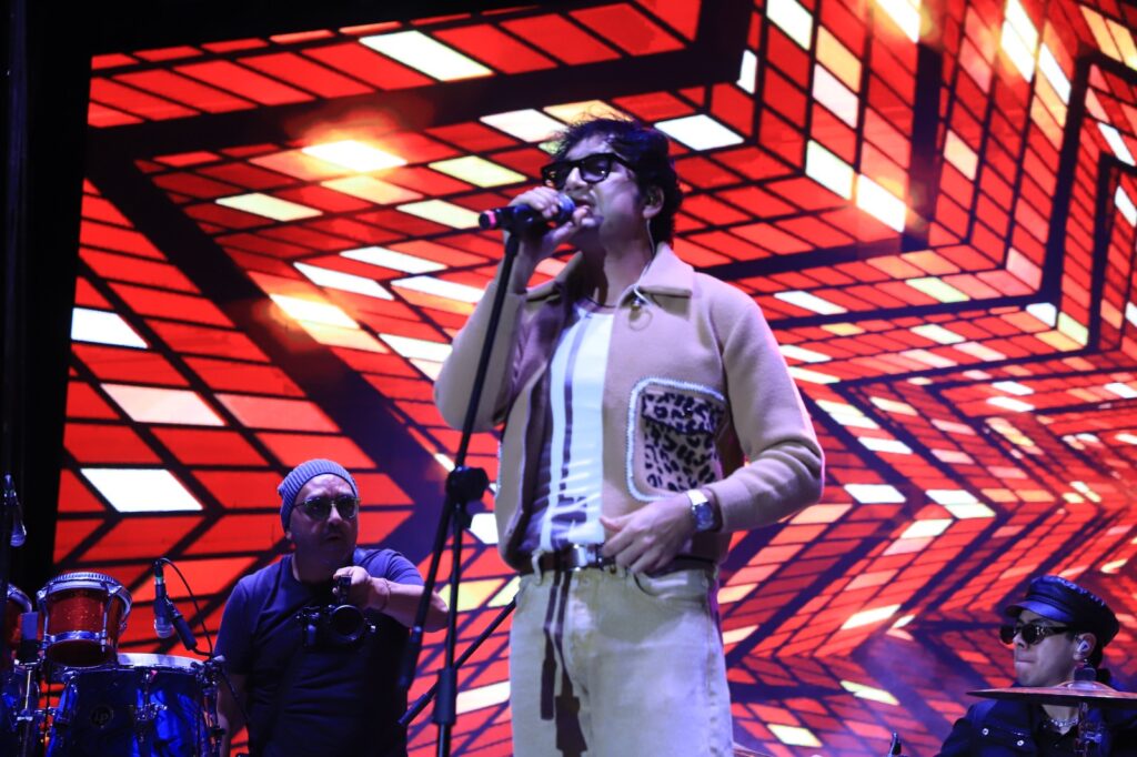 Adrián Cota deleita con su música a culiacanenses