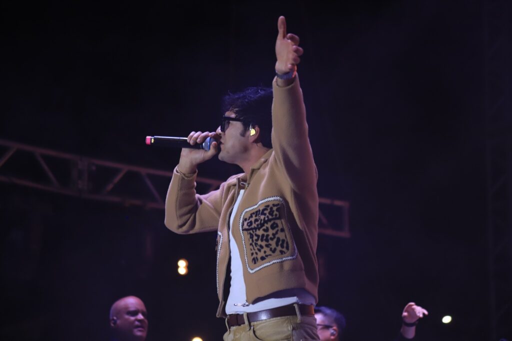 Adrián Cota deleita con su música a culiacanenses