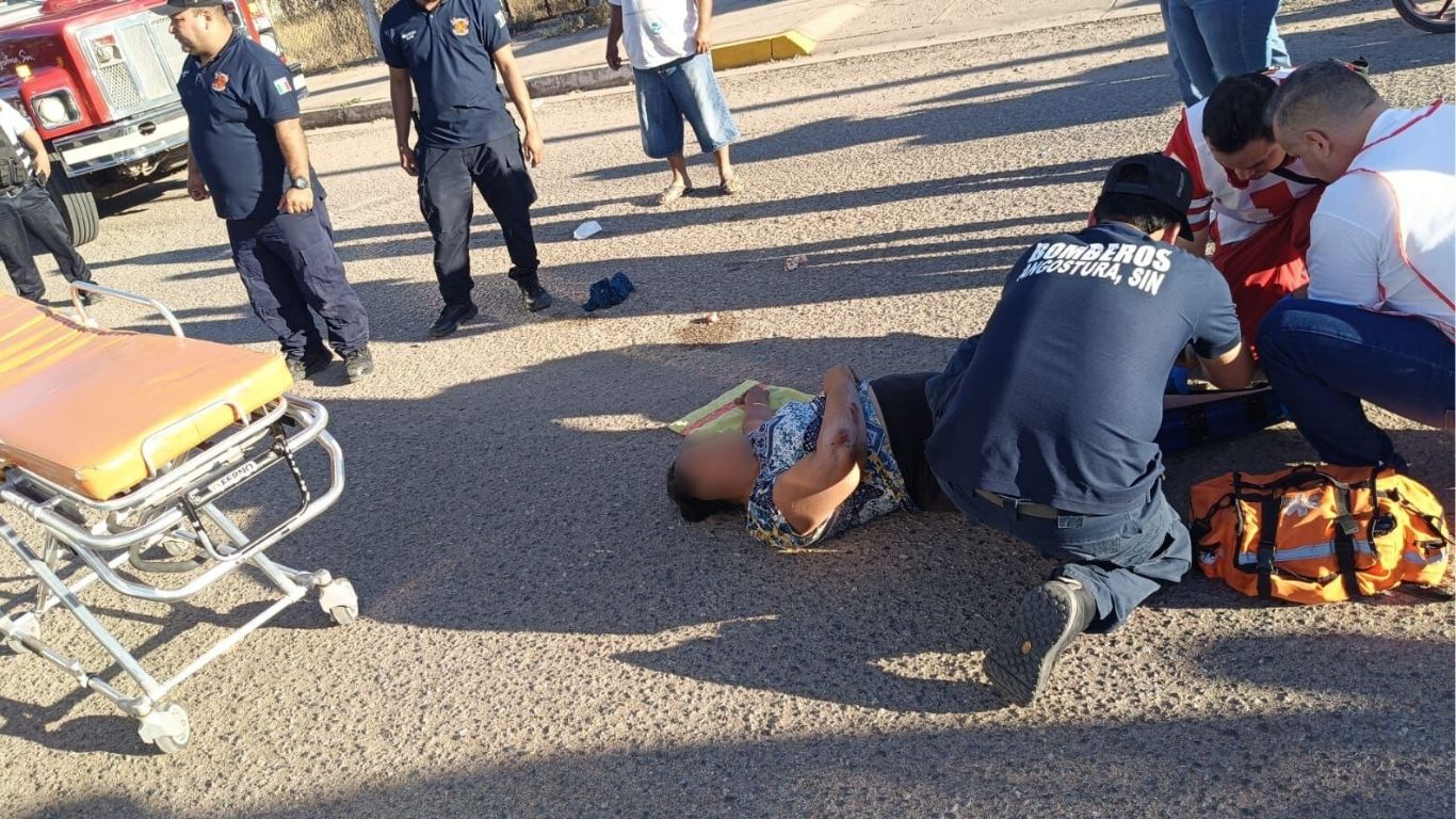 persona en el suelo después de accidente siendo ayudada por paramédicos