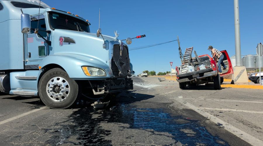 Tráiler y camioneta con golpes luego de un choque en una carretera