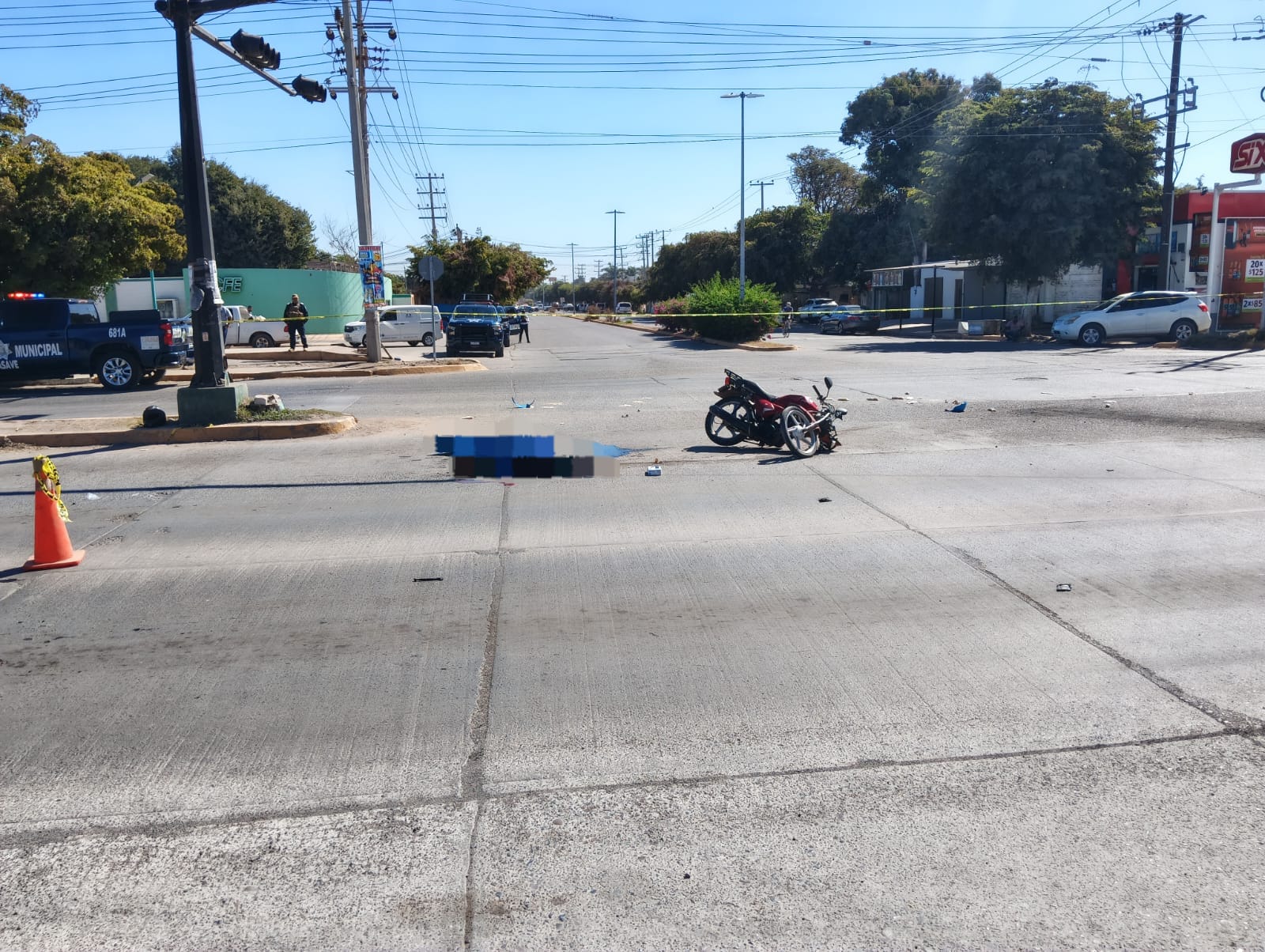 Motocicleta en una calle junto a una cinta amarilla policiaca