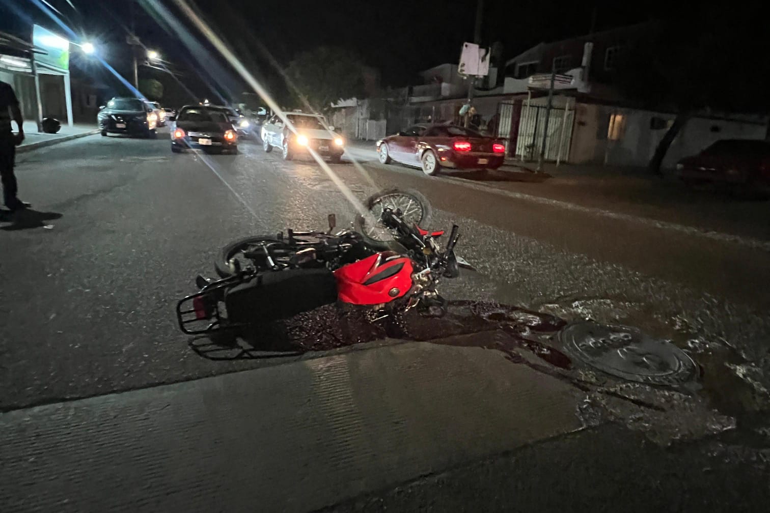 Motocicleta tirada en una calle