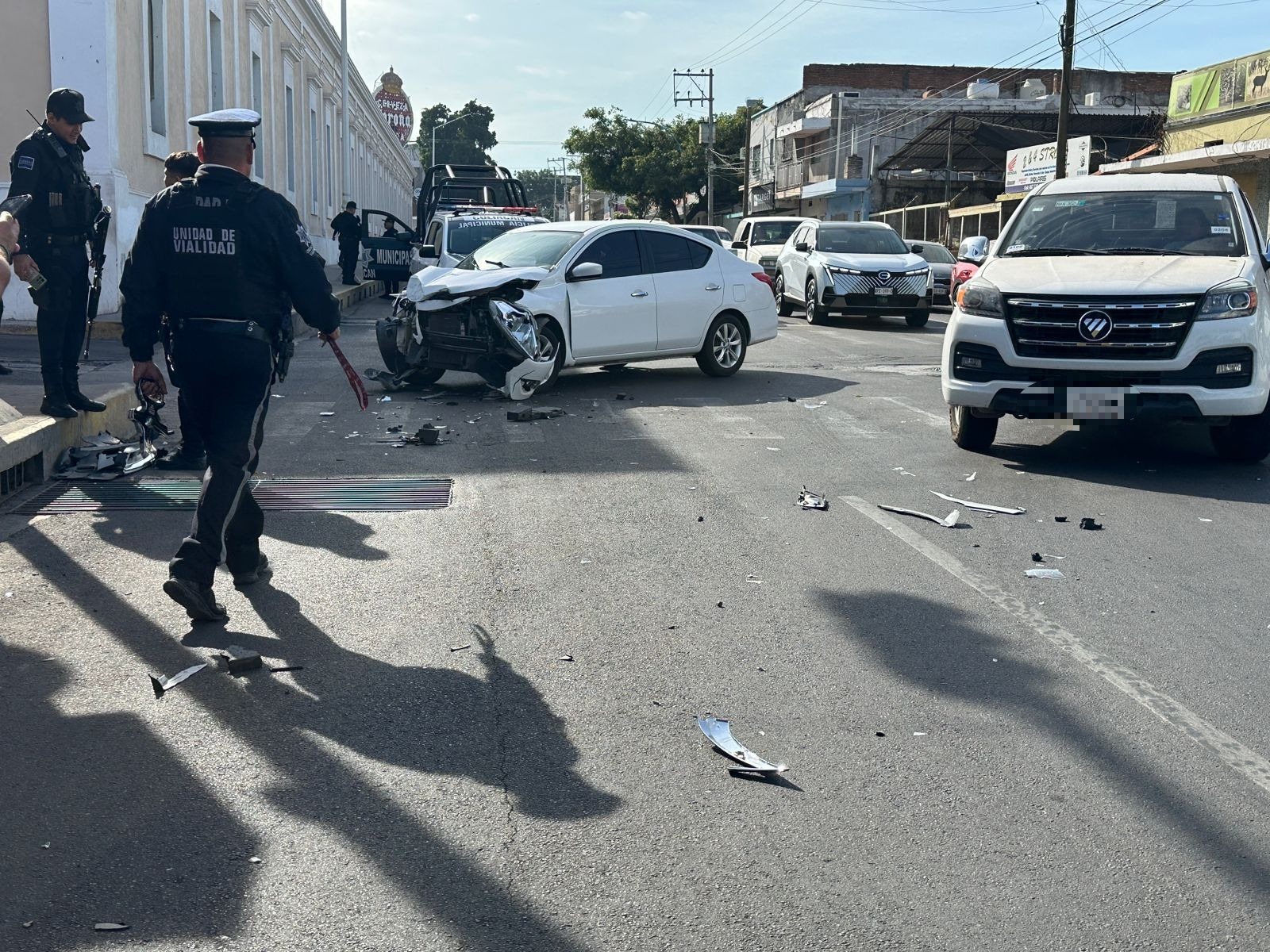 carros con golpes por choque en carretera autoridades dando la espalda a la cámara