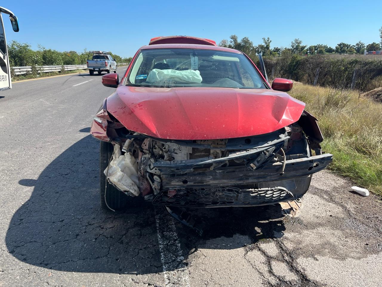 Coche rojo con parte frontal destrozada tras choque en Guasave