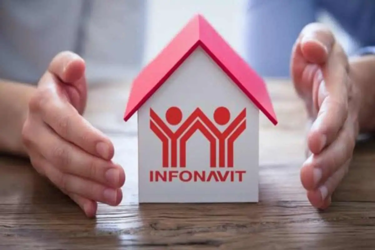 imagen ilustrativa con casa y logo de infonavit en medio de manos
