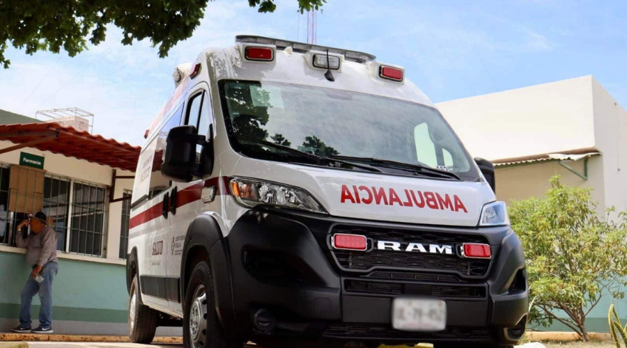 Ambulancia estacionada en el hospital IMSS Bienestar de Sinaloa de Leyva