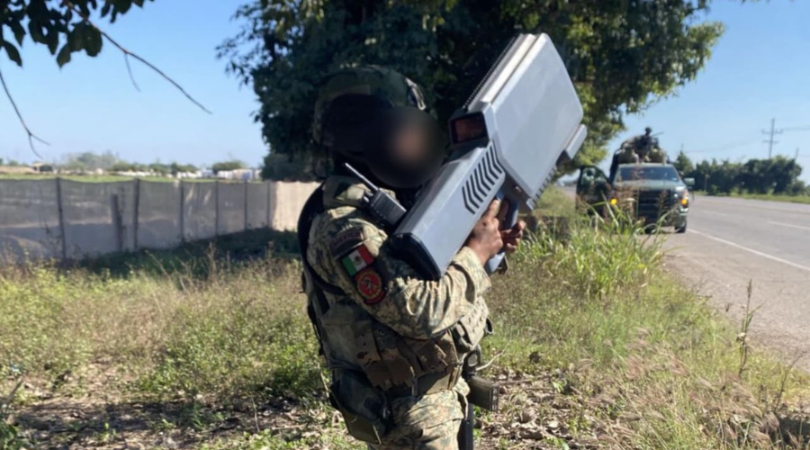 Soldado sujeta aparato para inhibir las señales de drones