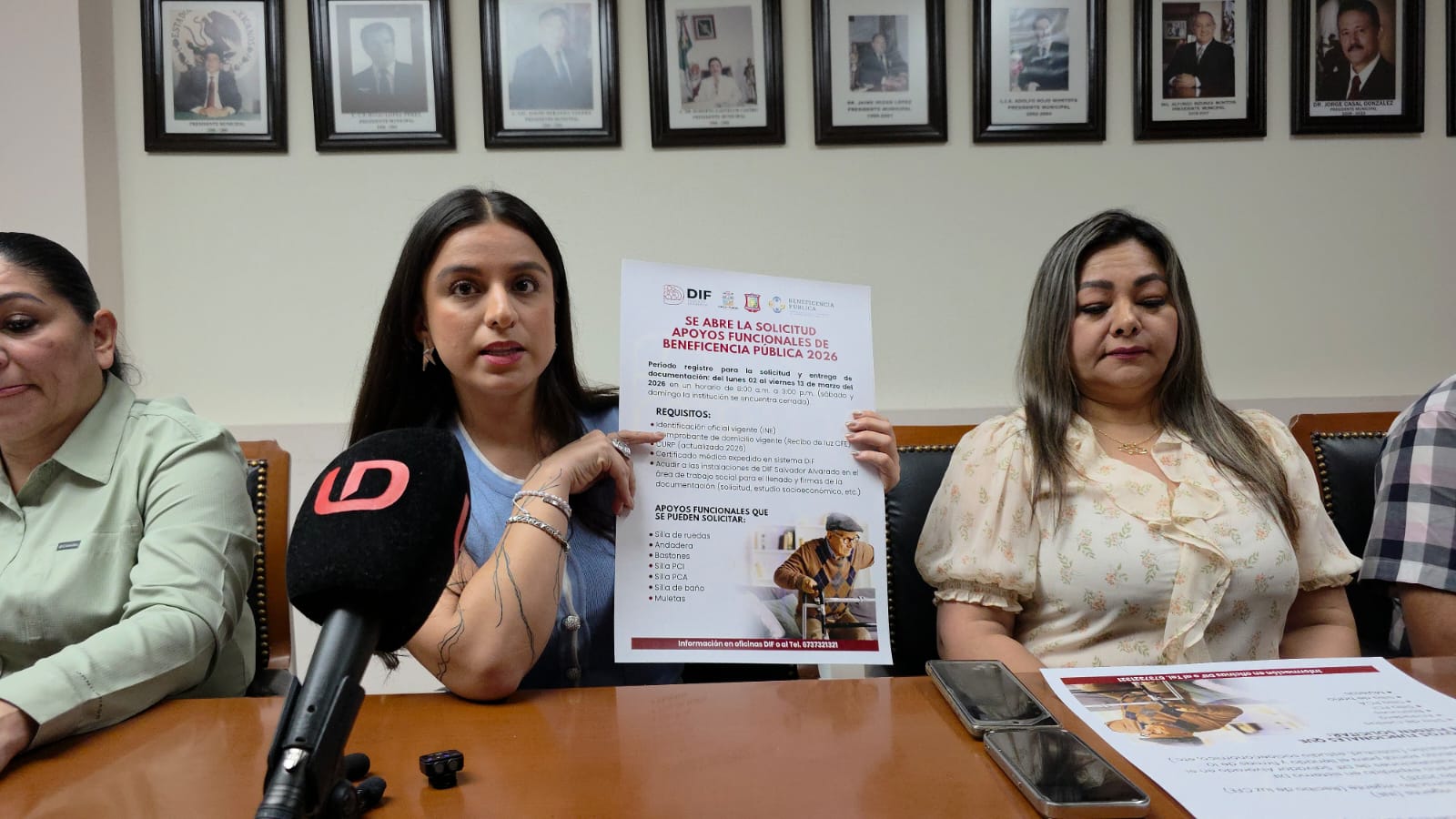 Persona levantando un documento