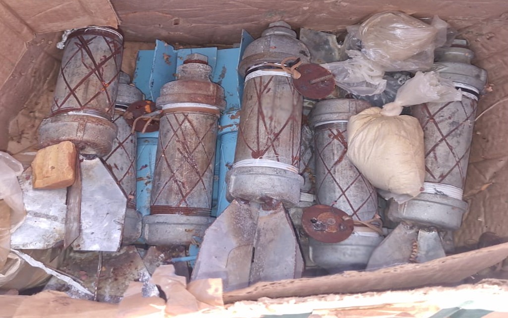 Artefáctos explosivos y otros objetos en una caja