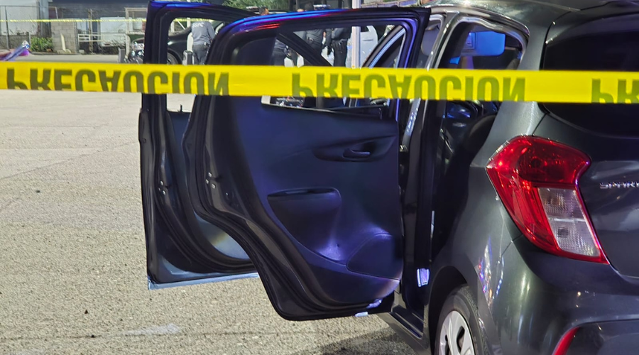 Policía resguarda con cinta amarilla vehículo tras ataque armado