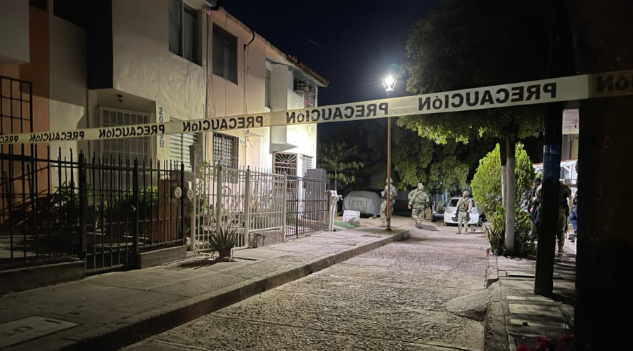 Militares resguardan un domicilio que fue objeto de un ataque armado