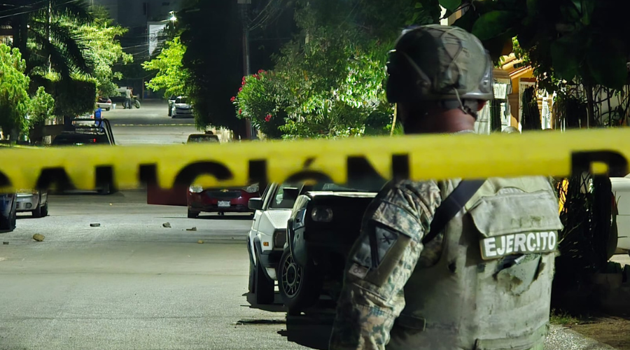 Soldado del Ejército Mexicano vigila el vehículo que fue atacado a balazos