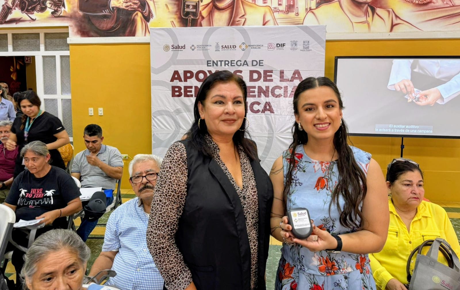 Entrega de auxiliares auditivos por parte del Sistema DIF Salvador Alvarado.