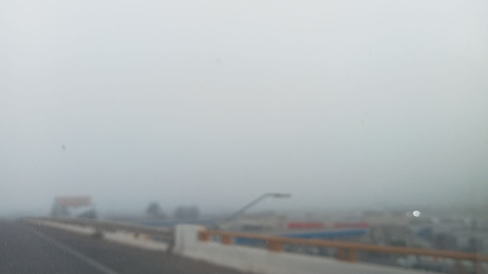 Paisaje entre bancos de niebla