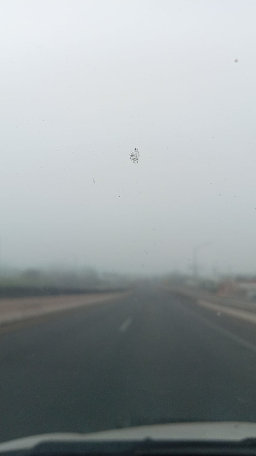 Paisaje entre bancos de niebla