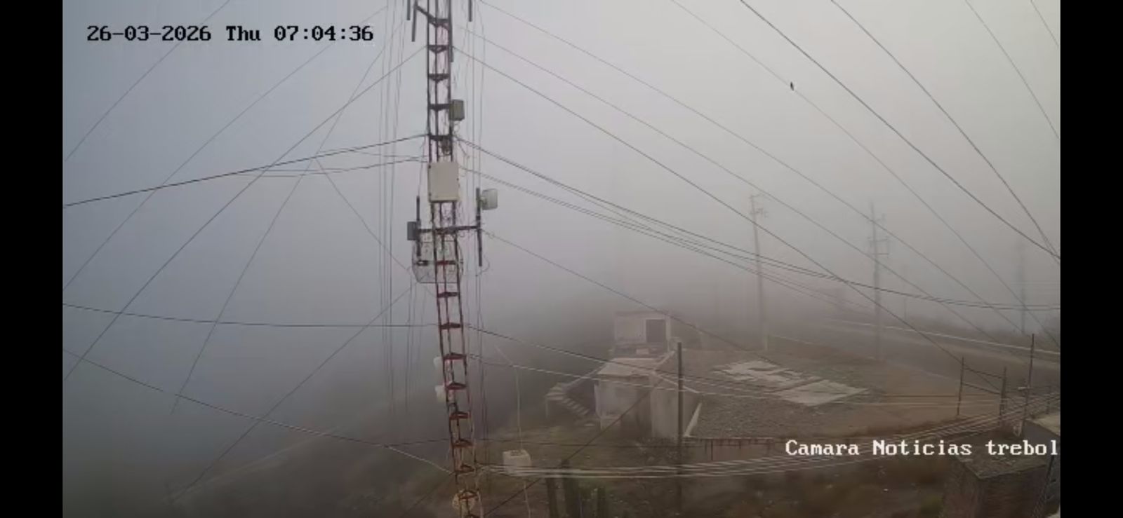 Grabación de cámara de seguridad de una ciudad cin densos bancos de niebla