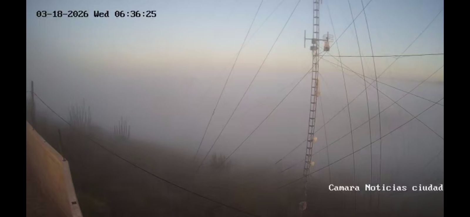 Ciudad de Los Mochis, Sinaloa cubierta entre bancos de niebla, vista desde el cerro de La Memoria