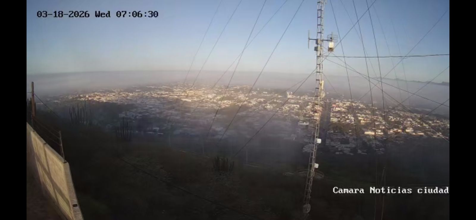 Ciudad de Los Mochis, Sinaloa cubierta entre bancos de niebla, vista desde el cerro de La Memoria