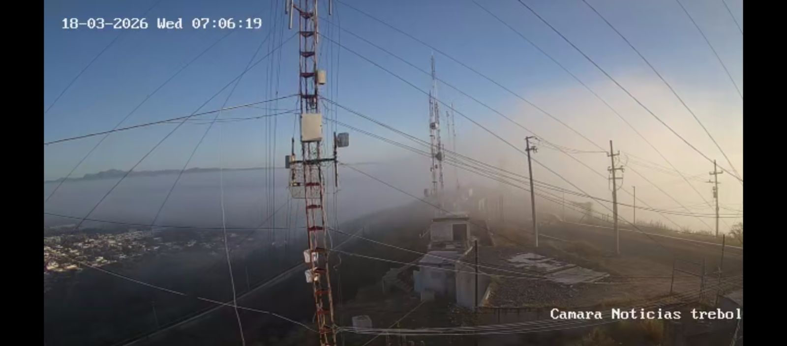 Ciudad de Los Mochis, Sinaloa cubierta entre bancos de niebla, vista desde el cerro de La Memoria