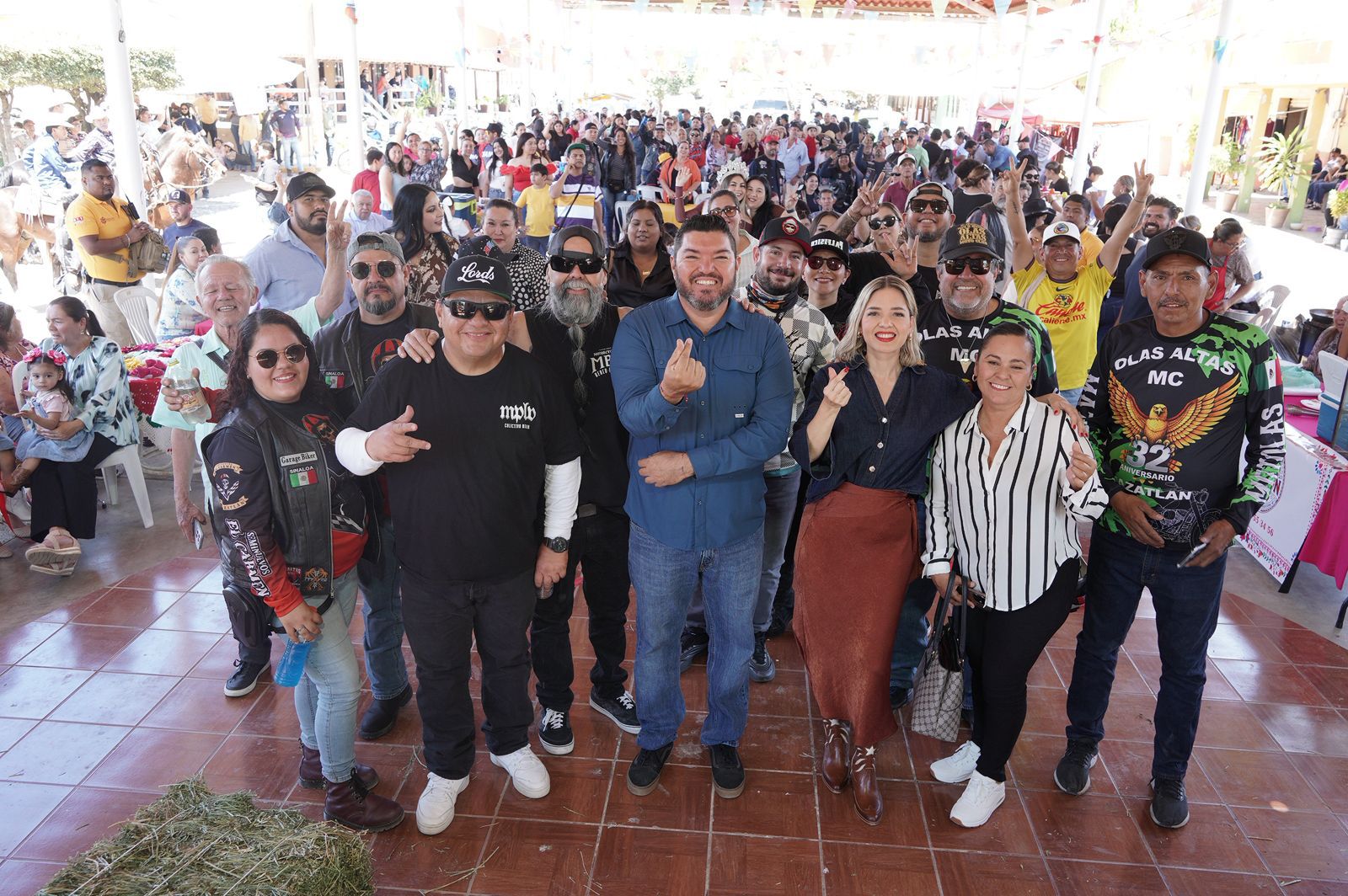 Peronas en bazar “Orgullo de mi Rancho” en Mazatlán