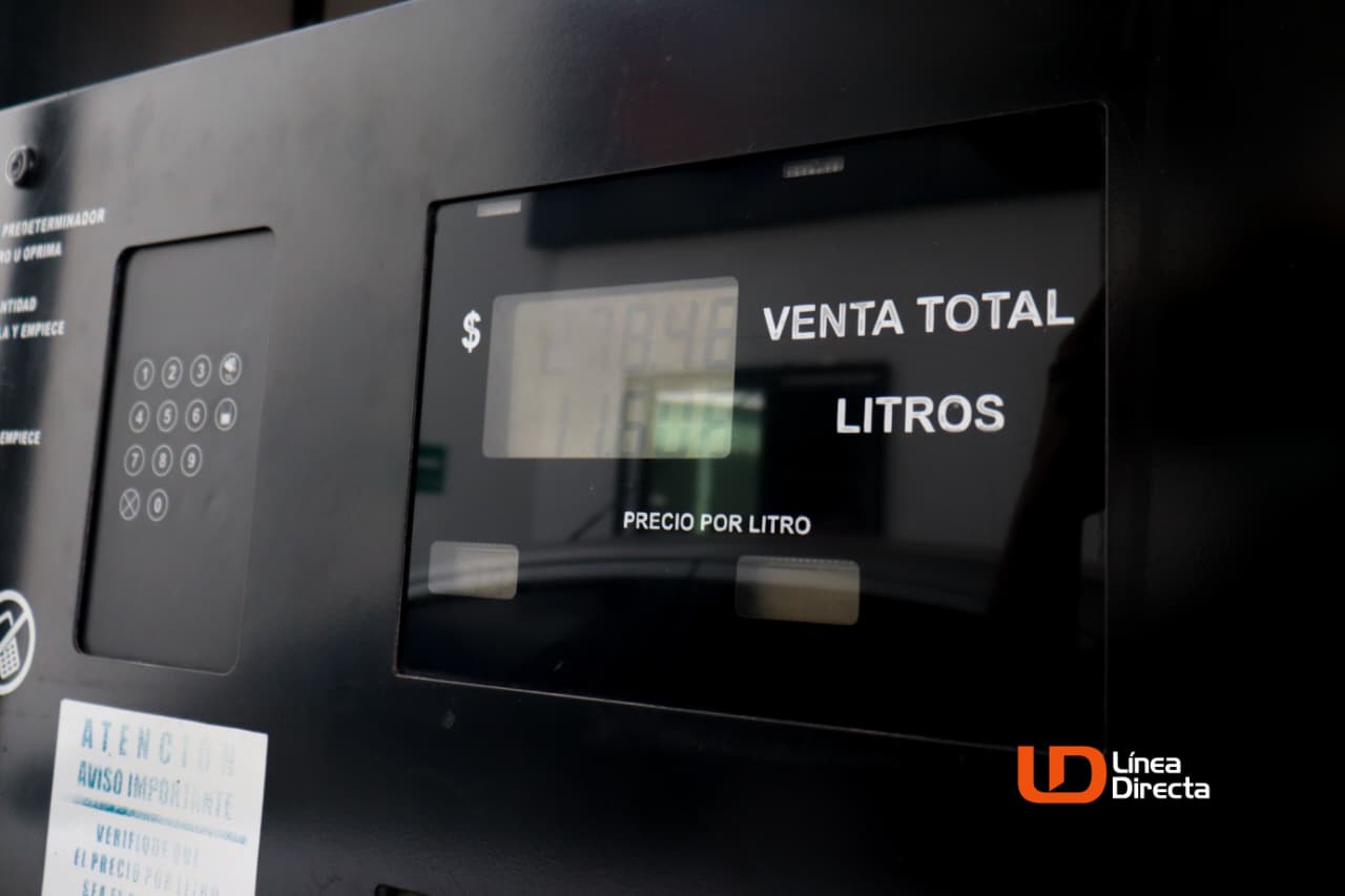 Parte de a bomba de gasolina de una estación de servicio en donde se muestra el precio y los litros