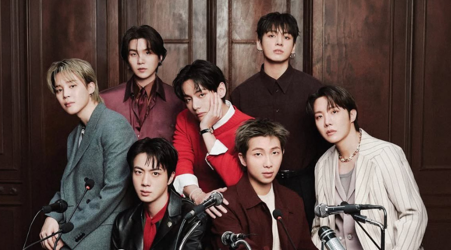 RM, Jin, Suga, J-Hope, Jimin, V y Jungkook de BTS posando para la fotografía