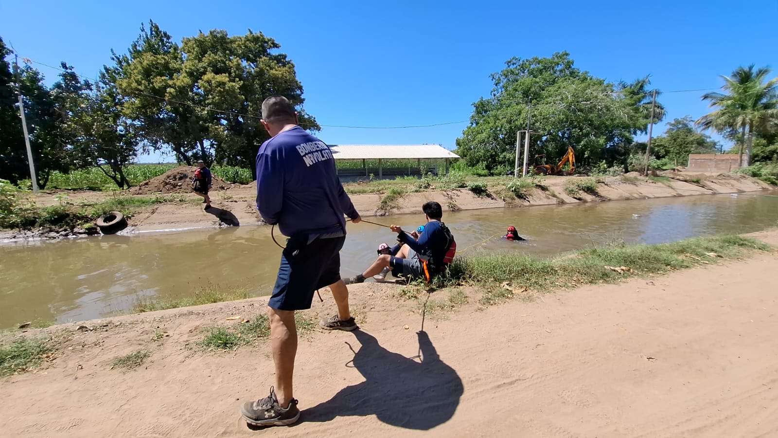 Personas/recatistas en un canal de riesgo con cuerdas