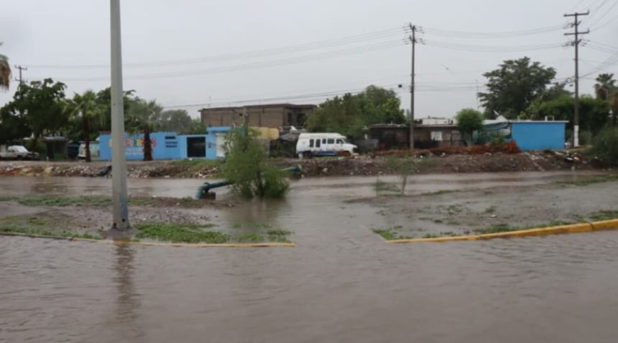 Calle inundada por las lluvias en Los Mochis