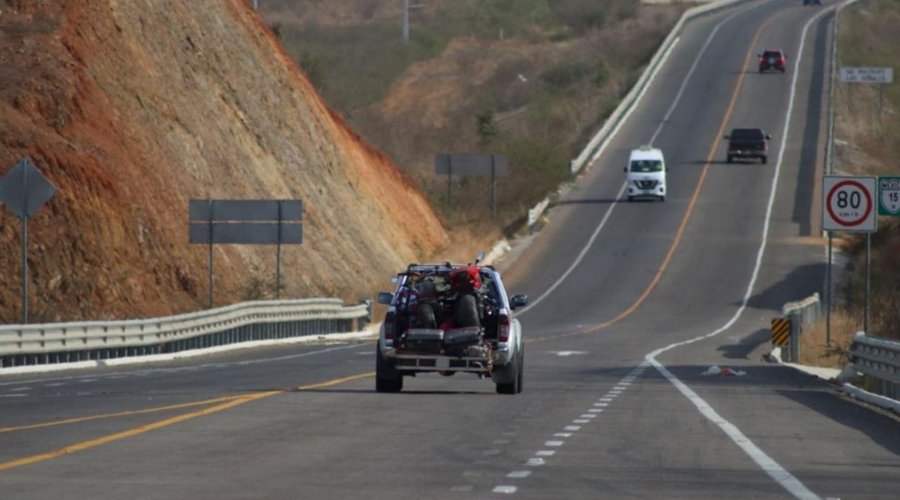 Autos pasan por una carretera