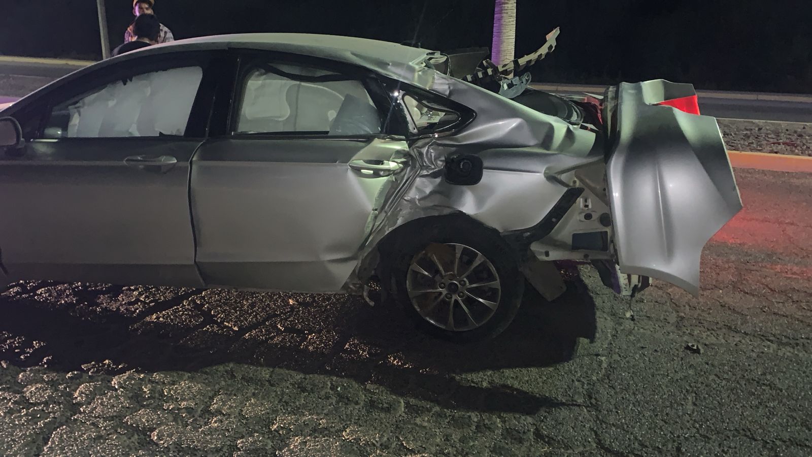 Carro gris chocado de la parte de atrás