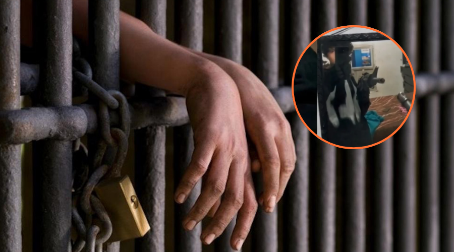 Manos en rejas de cárcel con circulo de la foto del adolescente con arma