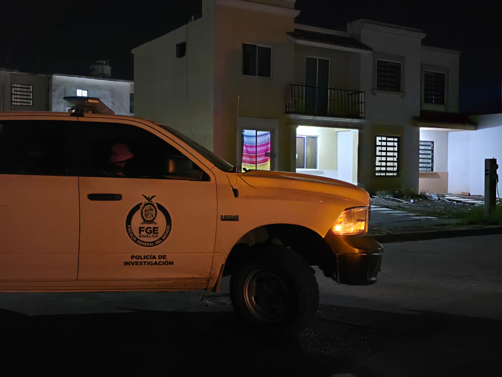 Camioneta de la FGE en domicilio donde hubo cateo