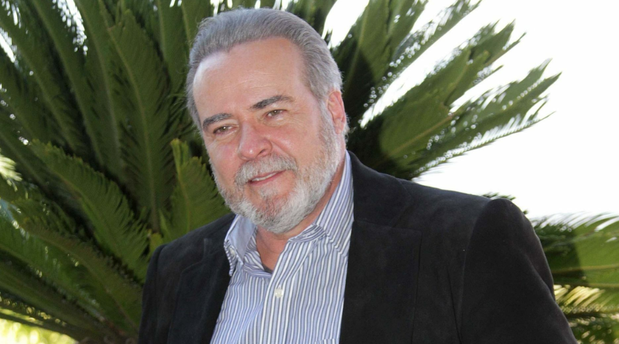 El actor César Évora posando para la fotografía