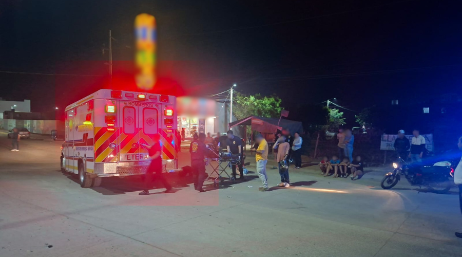 Paramédicos suben a la ambulancia a una persona lastimada