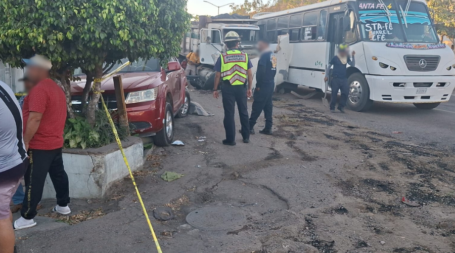 Camión resulta dañado tras el impacto contra otros vehículos