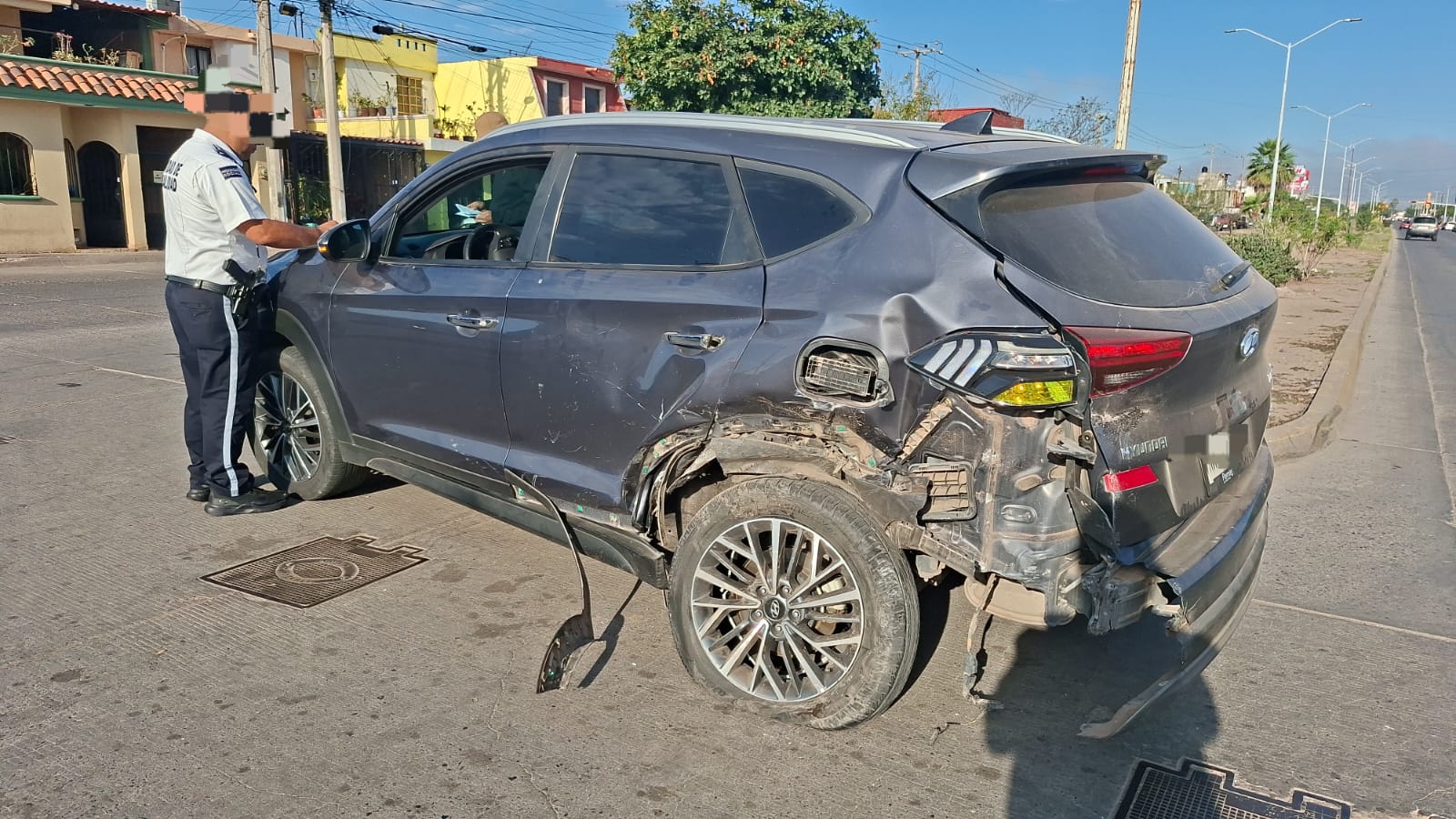 Camioneta color negro con un un impacto luego de un choque