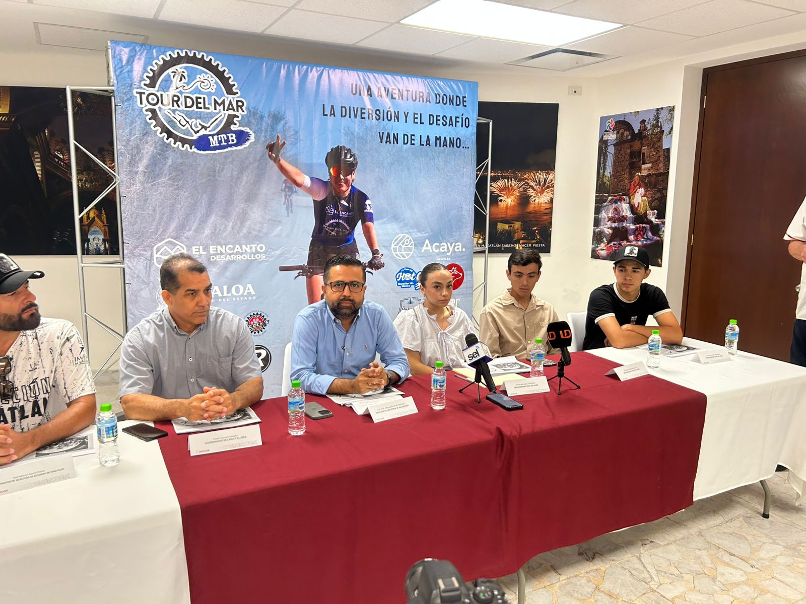 personas sentadas dando una rueda de prensa para anunciar