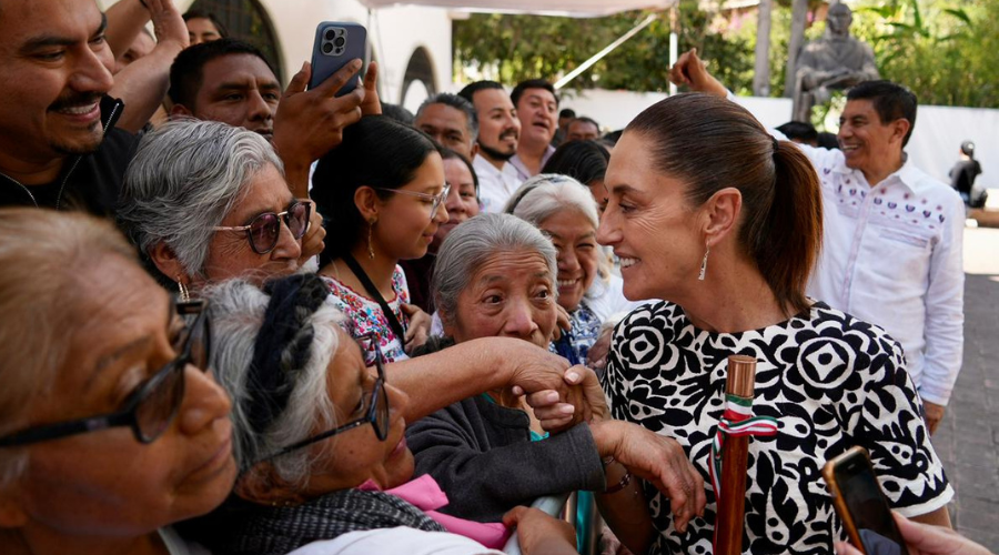 la presidenta de México, Claudia Sheinbaum, saludando a mujeres en su gira de trabajo