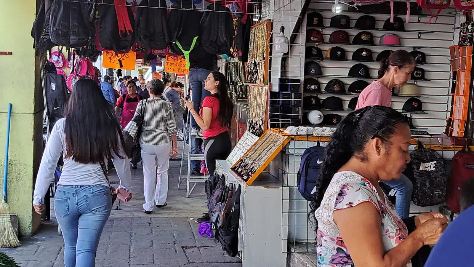 Zona de comercios en Culiacán y personas transitando