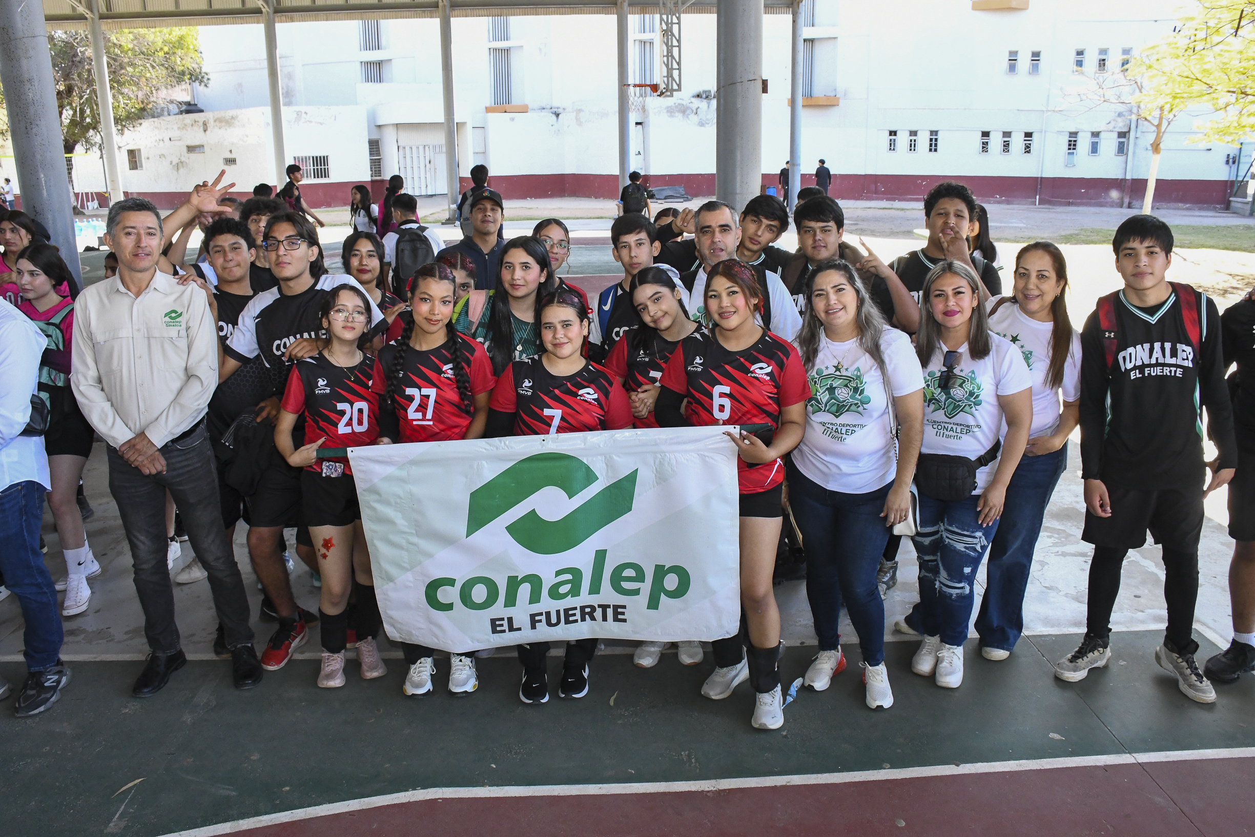 Jóvenes con un banner de Conalep