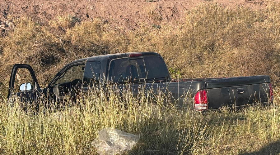Conductor de camioneta cae al interior de un canal de riego