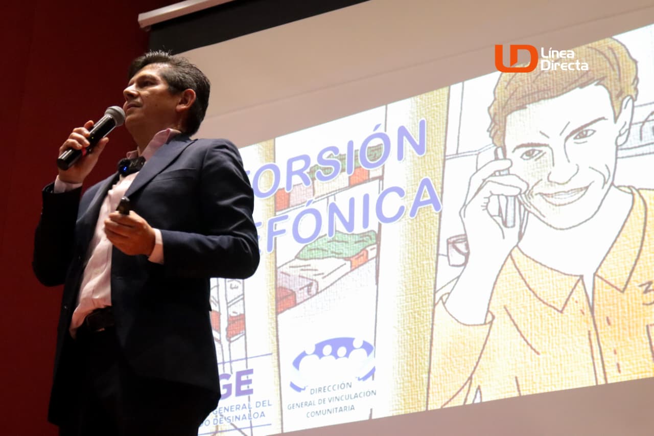 Funcionario hablando al