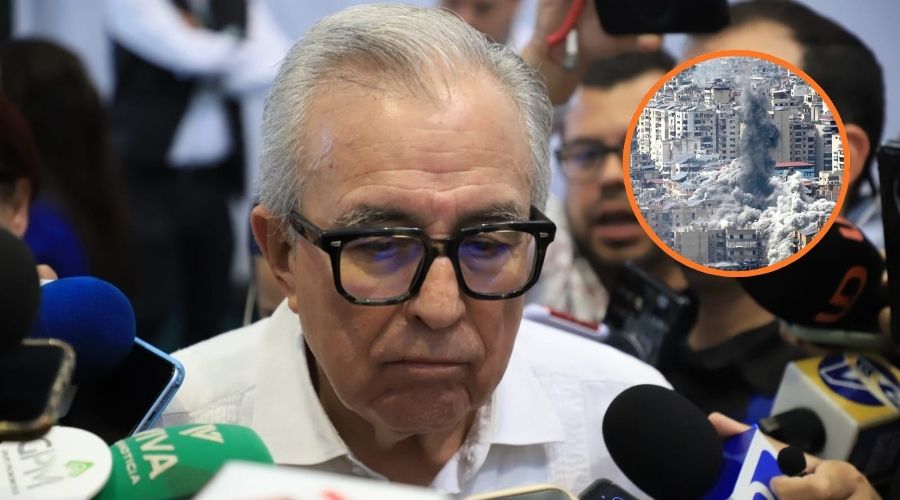 El gobernador de Sinaloa, Rubén Rocha Moya, con micrófonos frente a él y en un círculo una foto temática del conflicto en Medio Oriente
