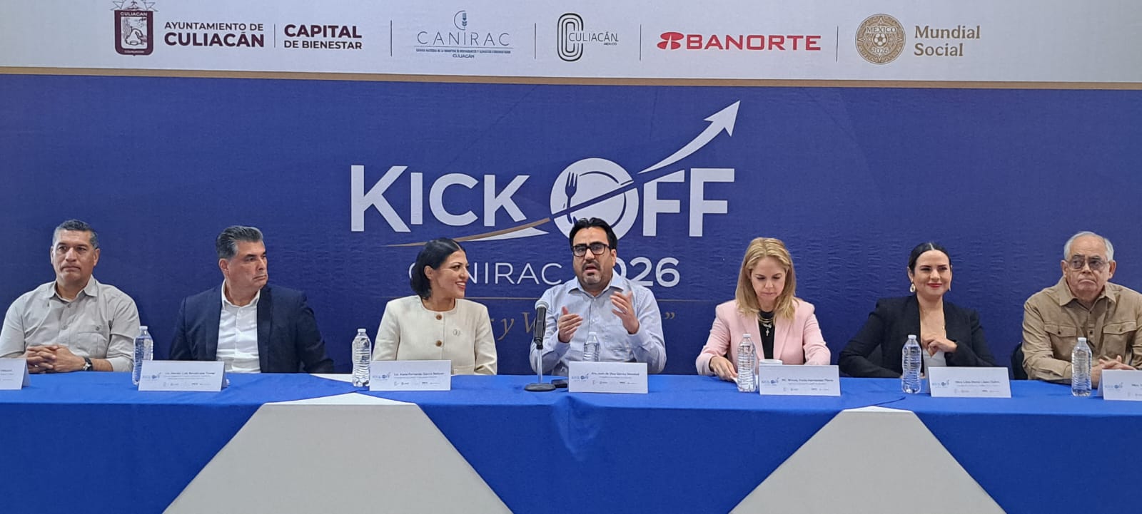 Conferencia de prensa con personalidades junto al alcalde de Culiacán