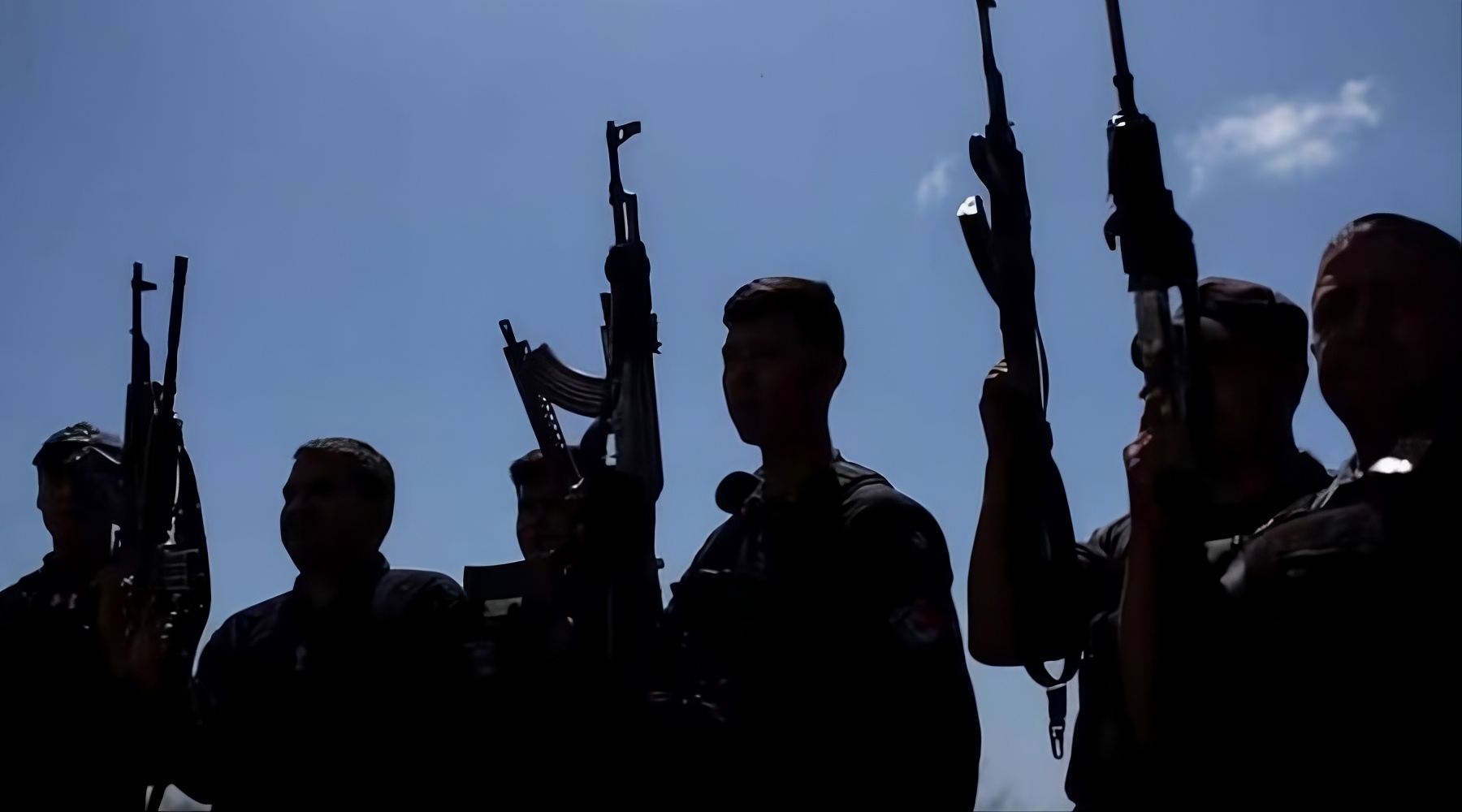 Sombra de personas/jóvenes con armas y un cielo azul