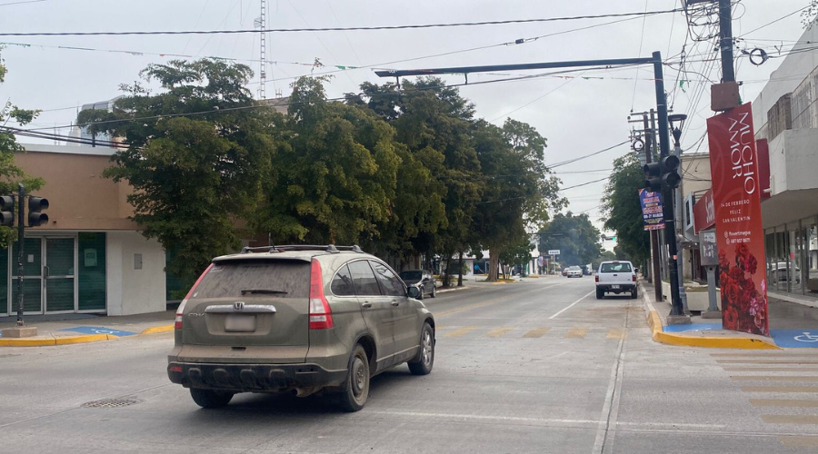 Semáforo en el cruce de la calle Cuauhtémoc e Ignacio Ramírez