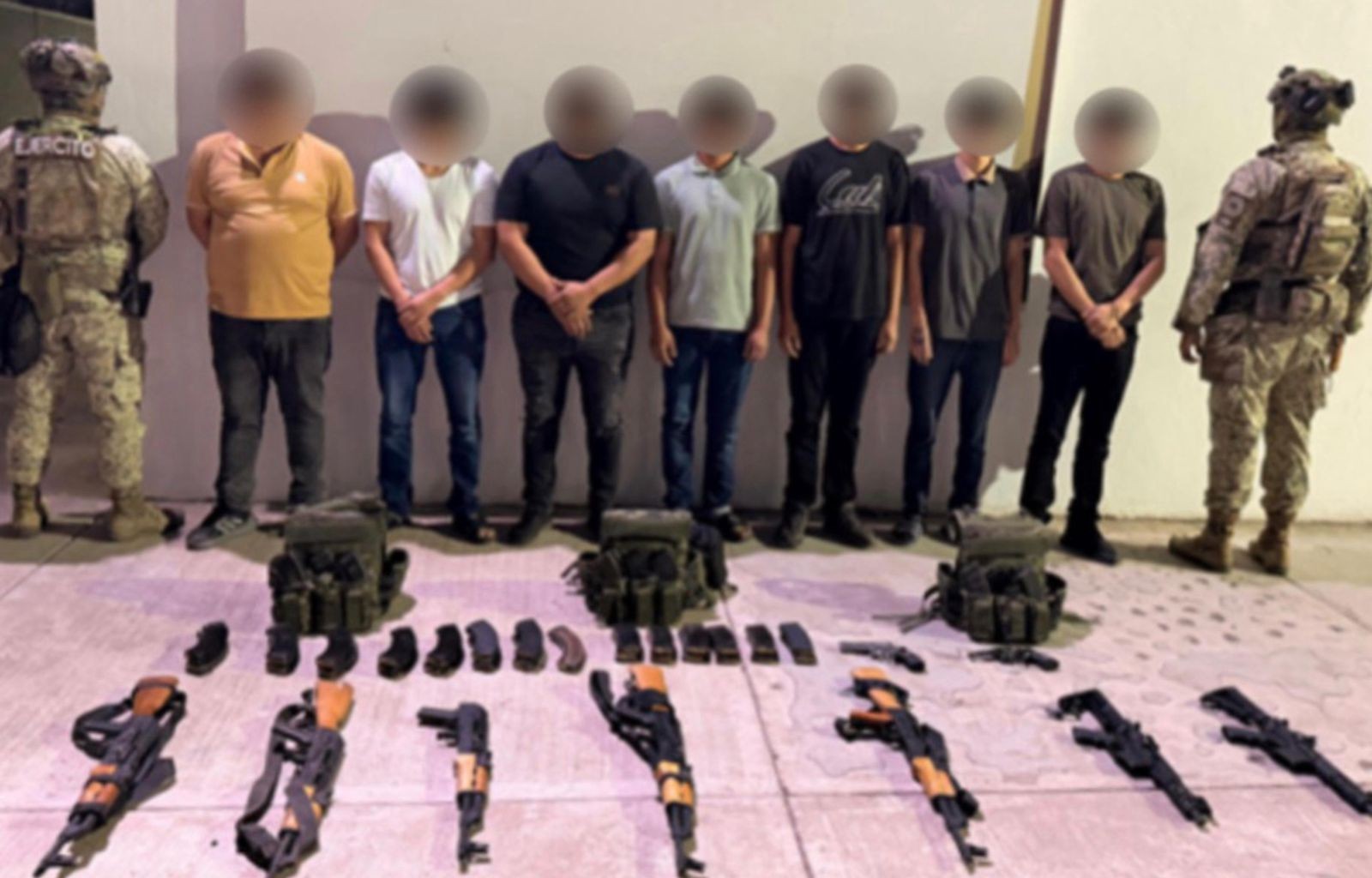 Elementos del Ejército Méxicano a las orillas y en el medio siete personas que fueron detenidas y en el suelo armas