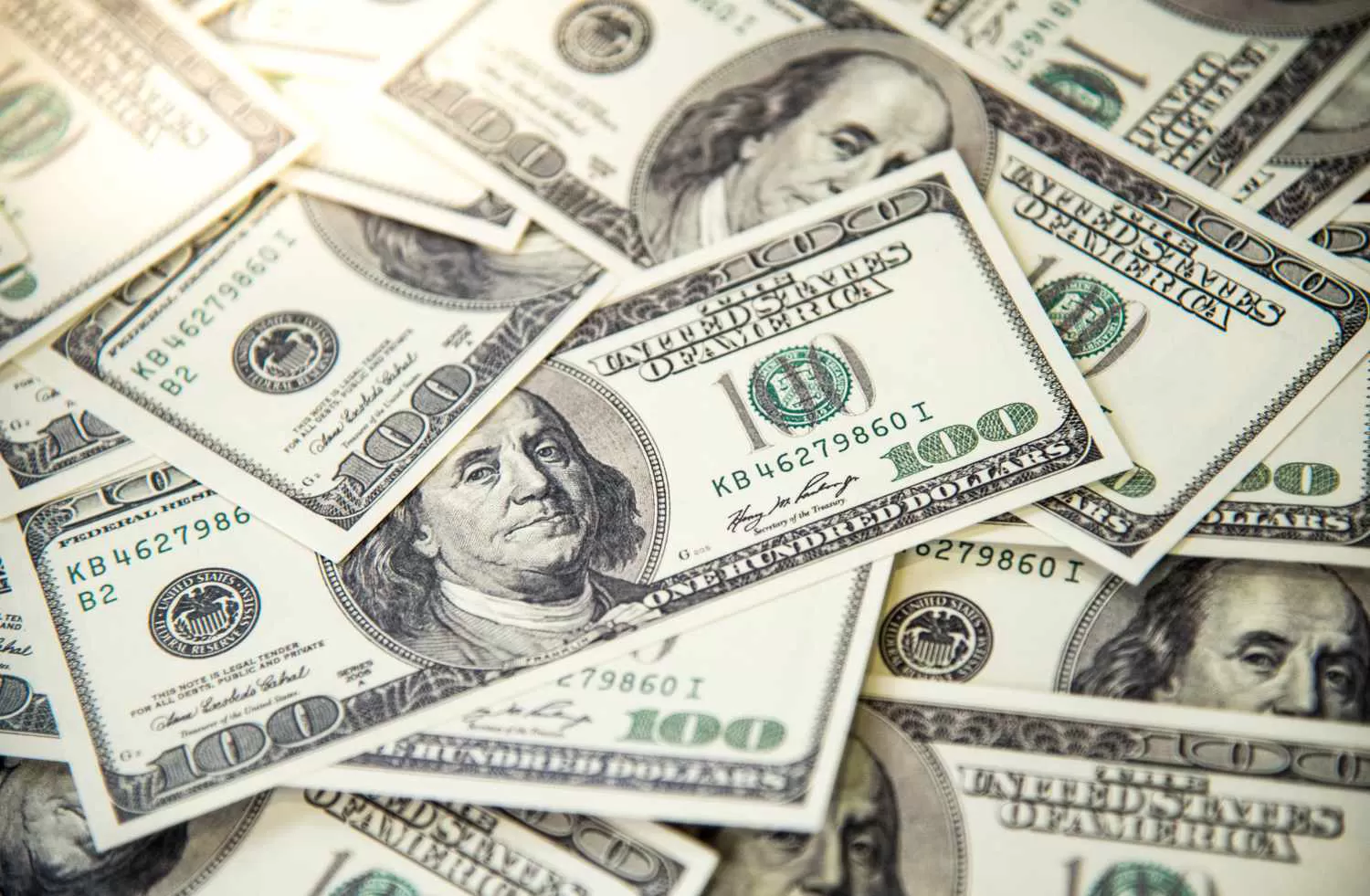 billetes de dólar apilados