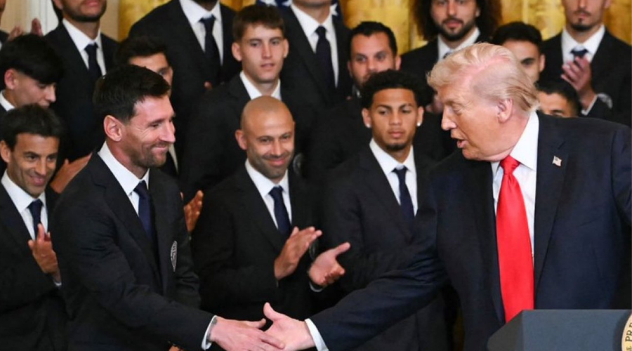El presidente de Estados Unidos, Donald Trump junto con Lionel Messi y el equipo del Inter de Miami.